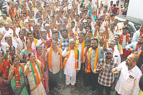 ಬಾಗಲಕೋಟೆ ನಗರದಲ್ಲಿ ಗುರುವಾರ ಬಿಜೆಪಿ ಅಭ್ಯರ್ಥಿ ವೀರಣ್ಣ ಚರಂತಿಮಠ ಅವರು ತಮ್ಮ ಕಾರ್ಯಕರ್ತರ ಜೊತೆ ಬಿರುಸಿನ ಪ್ರಚಾರ ಕೈಗೊಂಡು ಮತಯಾಚನೆ ನಡೆಸಿದರು.