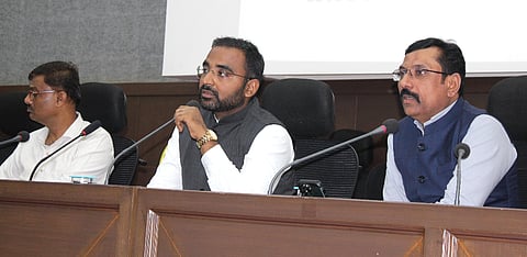 ಬಾಗಲಕೋಟೆ ಜಿಪಂ ಸಭಾಭವನದಲ್ಲಿ ತಾಪಂ ಇಒ ಹಾಗೂ ಗ್ರಾಪಂ ಪಿಡಿಒಗಳ ಜೊತೆ ವಿವಿಧ ಯೋಜನೆಗಳ ಪ್ರಗತಿ ಪರಿಶೀಲನಾ ಸಭೆ ಜಿಪಂ ಸಿಇಒ ಗಜಾನನ ಬಾಲೆ ಅಧ್ಯಕ್ಷತೆಯಲ್ಲಿ ನಡೆಯಿತು. ಉಪ ಕಾರ್ಯದರ್ಶಿ ಎನ್.ವೈ.ಬಸರಿಗಿಡದ, ಮುಖ್ಯ ಯೋಜನಾಽಕಾರಿ ಅಲ್ಲಮಪ್ರಭು ಇದ್ದರು.