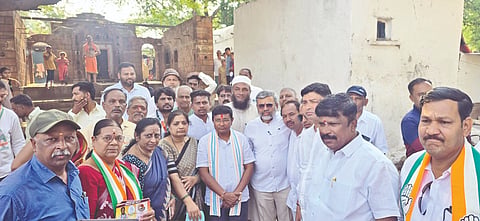  ಬಾಗಲಕೋಟೆ ನಗರದ ಕೌಲಪೇಟೆ ಭಾಗದಲ್ಲಿ ಗುರುವಾರ ಕಾಂಗ್ರೆಸ್ ಅಭ್ಯರ್ಥಿ ಉಮೇಶ ಮೇಟಿ ಪ್ರಚಾರ ಕೈಗೊಂಡು ಮತ ಯಾಚಿಸಿದರು. ಮುಖಂಡರಾದ ನಾಗರಾಜ ಹದ್ಲಿ, ಫೀರಪ್ಪ ಮ್ಯಾಗೇರಿ, ಸಂತೋಷ ಹೊಕ್ರಾಣಿ ಮತ್ತಿತರರು ಇದ್ದರು. 