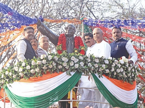 ಬಾಗಲಕೋಟೆ ನಗರದಲ್ಲಿ ಡಾ.ಬಿ.ಆರ್.ಅಂಬೇಡ್ಕರ್ ಪುತ್ಥಳಿಗೆ ಮಾಲಾರ್ಪಣೆ ಮಾಡಿ ಗೌರವ ನಮನ ಸಲ್ಲಿಸಲಾಯಿತು. ಸಂಸದರಾದ ಪಿ.ಸಿ.ಗದ್ದಿಗೌಡರ, ಗೋವಿಂದ ಕಾರಜೋಳ, ಮಾಜಿ ಶಾಸಕ ವೀರಣ್ಣ ಚರಂತಿಮಠ, ಅರುಣ ಶಹಪುರ, ಶಿವಾನಂದ ಟವಳಿ ಇದ್ದರು.