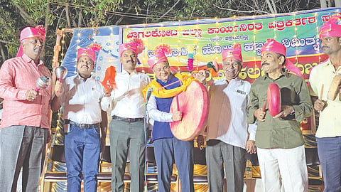 ಬಾಗಲಕೋಟೆ ಪ್ರೆಸ್ ಕ್ಲಬ್ ಆವರಣದಲ್ಲಿ ಬುಧವಾರ ರಾತ್ರಿ ಕಾನಿಪ ವತಿಯಿಂದ ಆಯೋಜಿಸಿದ್ದ ಹಲಗಿ ಮಜಲಿಗೆ ಜಿಲ್ಲಾಧಿಕಾರಿ ಸಂಗಪ್ಪ ಹಲಿಗೆ ಬಾರಿಸುವ ಮೂಲಕ ಚಾಲನೆ ನೀಡಿದರು. ಜಿಪಂ ಸಿಇಒ ಶಶಿಧರ ಕುರೇರ, ಪತ್ರಕರ್ತರಾದ ಈಶ್ವರ ಶೆಟ್ಟರ, ಮಹೇಶ ಅಂಗಡಿ, ಕಳಕಪ್ಪ ಬಾದವಾಡಗಿ, ಮಹಾಬಳೇಶ್ವರ ಗುಡಗುಂಟಿ, ಸಂಜು ವಾಡ್ಕರ್, ಜಗದೀಶ ಗಾಣಗೇರ ಸಾಥ್ ನೀಡಿದರು.