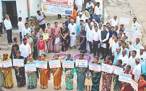 ಬಾಗಲಕೋಟೆ ತಾಲೂಕಿನ ಶೀಗಿಕೇರಿ ಗ್ರಾಮದಲ್ಲಿ ಗುರುವಾರ ಜಿಲ್ಲಾಧಿಕಾರಿ ಸಂಗಪ್ಪ ಹಾಗೂ ಜಿಲ್ಲಾ ಸ್ವೀಪ್ ಅಧ್ಯಕ್ಷ, ಜಿ.ಪಂ. ಸಿಇಒ ಶಶಿಧರ ಕುರೇರ ಹಾಗೂ ಅಧಿಕಾರಿಗಳ ತಂಡ ಮತದಾನದ ಜಾಗೃತಿ ಮೂಡಿಸಿದರು.