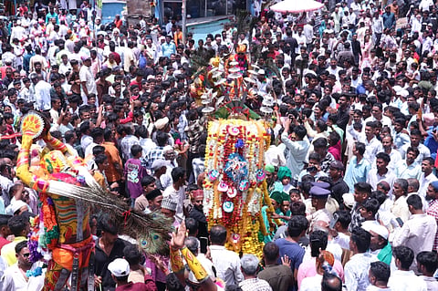 ಬಾಗಲಕೋಟೆ ನಗರದಲ್ಲಿ ಕಿಕ್ಕಿರಿದು ಸೇರಿದ್ದ ಭಕ್ತರ ಘೋಷಣೆಗಳ ನಡುವೆ ಪಂಕಾಮಸೀದಿ ಬಳಿ ಅಲಾಯಿ ದೇವರ ಮೆರವಣಿಗೆ ಪರಸ್ಪರ ಸಮಾಗಮಗೊಂಡಿತು.