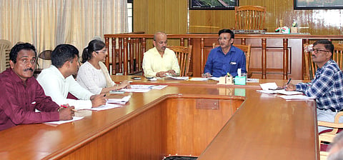 ಬಾಗಲಕೋಟೆ ಜಿಲ್ಲಾಽಕಾರಿ ಸಭಾಂಗಣದಲ್ಲಿ ಸೋಮವಾರ ಜಿಲ್ಲಾಽಕಾರಿ ಸಂಗಪ್ಪ ಅಧ್ಯಕ್ಷತೆಯಲ್ಲಿ ಮಾಯ್ ಭಾರತ ಜಿಲ್ಲಾ ಸಲಹಾ ಸಮಿತಿ ಸಭೆ ನಡೆಯಿತು. ಎಡಿಸಿ ಅಶೋಕ ತೇಲಿ, ವಿವಿಧ ಇಲಾಖೆ ಅಽಕಾರಿಗಳು ಇದ್ದರು.