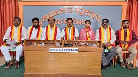ಬಾಗಲಕೋಟೆಯಲ್ಲಿ ನಡೆಯುವ ವಿದ್ಯಾರ್ಥಿನಿಯರಿಗಾಗಿ ವಿಶೇಷ ಸಲಹಾ ಸಮಾಲೋಚನಾ ಕಾರ್ಯಕ್ರಮದ ಬಗ್ಗೆ ಕರವೇ ಜಿಲ್ಲಾಧ್ಯಕ್ಷ ಮುತ್ತುರಾಜ್ ಅರಗಿನಶೆಟ್ಟಿ ವಿವರಿಸಿದರು. ಅಯೂಬಖಾನ್ ಬಾಗೇವಾಡಿ, ಪ್ರಭು ಹಳ್ಳೂರ ಇತರರು ಇದ್ದರು.