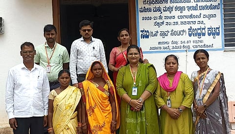 ಬಾಗಲಕೋಟೆ ಸಖಿ ಇನ್ ಸ್ಟಾಪ್ ಸೆಂಟರ್ ಸಿಬ್ಬಂದಿ ಜೊತೆ ಸುರಕ್ಷಿತವಾಗಿ ರಕ್ಷಿಸಲಾದ ಛತ್ತೀಸಗಡ ಮೂಲದ ಮಹಿಳೆ ಸಂತೋಷಿ.