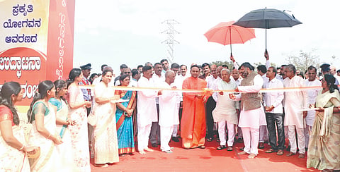 ಬಾಗಲಕೋಟೆ ಸಮೀಪದ ಗದ್ದನಕೇರಿ ಬಳಿ ಬಿವಿವಿ ಸಂಘದ ಪ್ರಕೃತಿ ಯೋಗವನ ಆವರಣವನ್ನು ಮಂಗಳವಾರ ಮುದ್ದೇನಹಳ್ಳಿ ಸತ್ಯಸಾಯಿ ವಿಶ್ವವಿದ್ಯಾಲಯದ ಸಂಸ್ಥಾಪಕ ಸದ್ಗುರು ಮದುಸೂಧನಸಾಯಿ ಉದ್ಘಾಟಿಸಿದರು. ಸಂಸದ ಗೋವಿಂದ ಕಾರಜೋಳ, ಬಿವಿವಿ ಸಂಘದ ಕಾರ್ಯಾಧ್ಯಕ್ಷ ವೀರಣ್ಣ ಚರಂತಿಮಠ ಮತ್ತಿತರರಿದ್ದರು. 