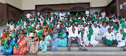 ಮುಧೋಳ ತಾಲೂಕಿನ ಮುದ್ದಾಪುರದ ಜೆ.ಕೆ.ಸಿಮೆಂಟ್ ಸಂಸ್ಥೆಯಿAದ ಪರಿಸರ ಹಾನಿಯಾಗುತ್ತಿದೆ ಎಂದು ಆರೋಪಿಸಿ ಸೋಮವಾರ ಬಾಗಲಕೋಟೆ ಜಿಲ್ಲಾಡಳಿತ ಭವನದ ಎದರು ರೈತರು ಮತ್ತು ರೈತ ಮಹಿಳೆಯರು ಪ್ರತಿಭಟನೆ ನಡೆಸಿದರು.