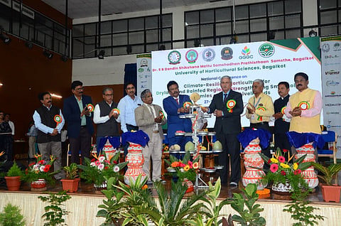 ಬಾಗಲಕೋಟೆ ತೋಟಗಾರಿಕೆ ವಿಶ್ವವಿದ್ಯಾಲಯದ ಆವರಣದಲ್ಲಿ ಶುಕ್ರವಾರ ೨ನೇ ದಿನಗಳ ರಾಷ್ಟಿçÃಯ ಸಮ್ಮೇಳನವನ್ನು ಐಸಿಎಆರ್-ಎನ್‌ಸಿಆರ್ ಆನ್ ಪೊಮೊಗ್ರನೇಟ್ ನಿರ್ದೇಶಕ ಡಾ.ರಾಜೀವ್ ಅರವಿಂದ ಮರಾಠೆ ಉದ್ಘಾಟಿಸಿದರು. ವಿವಿ ಕುಲಪತಿ ಡಾ.ವಿಷ್ಣುವರ್ಧನ ಇತರರು ಇದ್ದರು.