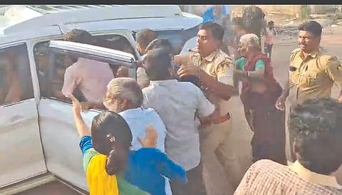 ಬಾಗಲಕೋಟೆಯಲ್ಲಿ ಹಿಂದೂ ಕಾರ್ಯಕರ್ತರೊಬ್ಬರನ್ನ ಪೊಲೀಸರು ವಶಕ್ಕೆ ಪಡೆದು ಕಾರಿನಲ್ಲಿ ಕರೆದೊಯ್ಯಲು ಮುಂದಾದಾಗ ಸ್ಥಳೀಯರು ವಾಹನಕ್ಕೆ ಮುತ್ತಿಗೆ ಹಾಕಿ ಯುವಕನನ್ನು ಬಿಡಿಸಿಕೊಳ್ಳಲು ಮುಗಿಬಿದ್ದಿರುವುದು.