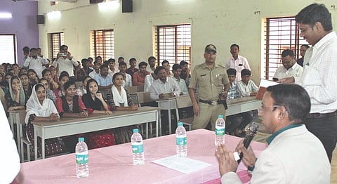 ಬಾಗಲಕೋಟೆ ನವನಗರದ ಅಲ್ಪಸಂಖ್ಯಾತರ ಎಂಡಿಆರ್‌ಎಸ್ ಶಾಲೆಗೆ ಜಿಲ್ಲಾಧಿಕಾರಿ ಸಂಗಪ್ಪ ಎಂ. ಭೇಟಿ ನೀಡಿ ವಿದ್ಯಾರ್ಥಿಗಳಿಗೆ ಧೈರ್ಯ ತುಂಬಿದರು. ಪದವಿ ಪೂರ್ವ ಶಿಕ್ಷಣ ಇಲಾಖೆಯ ಉಪನಿರ್ದೇಶಕ ಪುಂಡಲೀಕ ಕಾಂಬಳೆ, ಶಾಲಾ ಶಿಕ್ಷಣ ಇಲಾಖೆಯ ಉಪನಿರ್ದೇಶಕ ಎ.ಜಿ.ಮನ್ನಿಕೇರಿ ಇದ್ದರು. 