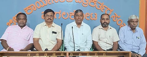 ಬಾಗಲಕೋಟೆ ನಗರದ ಪ್ರೆಸ್‌ಕ್ಲಬ್‌ನಲ್ಲಿ ಬುಧವಾರ ಸುದ್ದಿಗೋಷ್ಠಿಯಲ್ಲಿ ಹೇಮರಡ್ಡಿ ಮಲ್ಲಮ್ಮ ಸೇವಾ ಸಂಸ್ಥೆ ಅಧ್ಯಕ್ಷ ಮಹೇಶ ಕಕರಡ್ಡಿ  ಮಾತನಾಡಿದರು.  ಸಂಸ್ಥೆಯ ಕಾರ್ಯದರ್ಶಿ ಈಶ್ವರ ಕೋನಪ್ಪನವರ, ವೆಂಕಣ್ಣ ಶೇಷಪ್ಪನವರ, ನಕುಲ್ ಬೆಳ್ಳುಬ್ಬಿ, ಎಸ್.ಟಿ.ಬೆಳಕೊಪ್ಪದ ಇದ್ದರು.