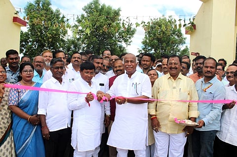 ಬಾಗಲಕೋಟೆ ನವನಗರದ ಯುನಿಟ್-೨ನಲ್ಲಿ ಬಿಟಿಡಿಎ ವತಿಯಿಂದ ನಿರ್ಮಿಸಿರುವ ೧೦ ಎಕರೆ ವಿಸ್ತೀರ್ಣದ ಆಕರ್ಷಕ ಉದ್ಯಾನವನ್ನು ಭಾನುವಾರ ಶಾಸಕ ಉಮೇಶ ಮೇಟಿ ಹಾಗೂ ಬಿಟಿಡಿಎ ಅಧ್ಯಕ್ಷ ಪ್ರಕಾಶ ತಪಶೆಟ್ಟಿ ಉದ್ಘಾಟಿಸಿದರು. ಬಿಟಿಡಿಎ ಅಽಕಾರಿಗಳು ಹಾಗೂ ಕಾಂಗ್ರೆಸ್ ಮುಖಂಡರು ಇದ್ದರು.