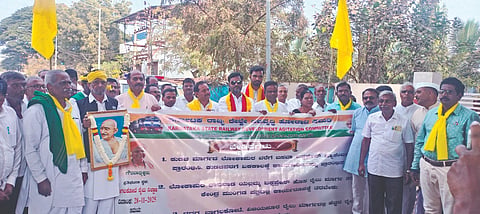 ಬಾಗಲಕೋಟೆ- ಮೈಸೂರು ರೈಲನ್ನು ಲೋಕಾಪುರ ನಿಲ್ದಾಣದಿಂದ ಪ್ರಾರಂಭಿಸಬೇಕು ಎಂದು ಆಗ್ರಹಿಸಿ ಶುಕ್ರವಾರ ವಿವಿಧ ಸಂಘಟನೆಗಳು ಬಾಗಲಕೋಟೆ ರೈಲು ನಿಲ್ದಾಣದ ಮುಂಭಾಗದಲ್ಲಿ ಪ್ರತಿಭಟನೆ ನಡೆಸಿದರು. ಕುತ್ಬುದ್ದೀನ ಖಾಜಿ, ಸುಭಾಸ ಶಿರಬೂರ, ಶ್ರೀನಿವಾಸ ಬಳ್ಳಾರಿ, ಬಸವರಾಜ ಧರ್ಮಂತಿ ಇತರರಿದ್ದರು.