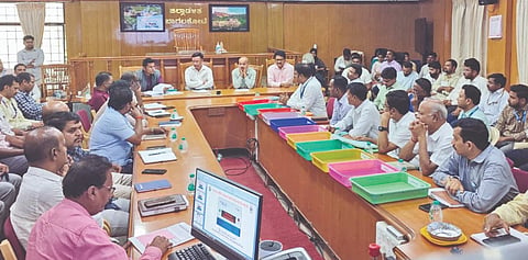  ಬಾಗಲಕೋಟೆ ತೋಟಗಾರಿಕೆ ವಿವಿಯಲ್ಲಿ ಮೇ 4ರಂದು ಬಾಗಲಕೋಟೆ ಉಪ ಚುನಾವಣೆಯ ಮತ ಎಣಿಕೆಗೆ ನೇಮಕಗೊಂಡ ಸಿಬ್ಬಂದಿಗೆ ಮಂಗಳವಾರ ಜಿಲ್ಲಾಧಿಕಾರಿ ಸಭಾಂಗಣದಲ್ಲಿ ತರಬೇತಿ ಕಾರ್ಯಾಗಾರ ನಡೆಯಿತು. ಜಿಲ್ಲಾಧಿಕಾರಿ ಸಂಗಪ್ಪ, ಎಡಿಸಿ ಅಶೋಕ ತೇಲಿ, ಉಪ ವಿಭಾಗಾಧಿಕಾರಿ ಸಂತೋಷ ಜಗಲಾಸರ, ಮಾಸ್ಟರ್ ಟ್ರೈನರ್ ಶಶಿಶೇಖರ ರೆಡ್ಡಿ ಮತ್ತಿತರರು ಇದ್ದರು.