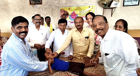 ಬಾಗಲಕೋಟೆ ತಾಲೂಕಿನ ತಿಮ್ಮಾಪುರ ಗ್ರಾಮದಲ್ಲಿ ಭಾನುವಾರ ಆರೋಗ್ಯ ಇಲಾಖೆಯಿಂದ ಏರ್ಪಡಿಸಿದ್ದ ಪೋಲಿಯೋ ಲಸಿಕೆ ಆಭಿಯಾನಕ್ಕೆ ಶಾಸಕ ಉಮೇಶ ಮೇಟಿ ಅವರು ಮಗುವಿಗೆ ಲಸಿಕೆ ಹಾಕುವ ಮೂಲಕ ಚಾಲನೆ ನೀಡಿದರು.