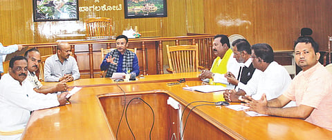  ಬಾಗಲಕೋಟೆ ವಿಧಾನಸಭೆ ಕ್ಷೇತ್ರದ ಉಪ ಚುನಾವಣೆಗೆ ಸಂಬಂಧಿಸಿದಂತೆ ಜಿಲ್ಲಾಧಿಕಾರಿಗಳ ಸಭಾಂಗಣದಲ್ಲಿ ವಿದ್ಯುನ್ಮಾನ ಮತ ಯಂತ್ರಗಳ ಮೊದಲ ಹಂತದ ತಪಾಸಣೆ ಕುರಿತು ನಡೆದ ರಾಜಕೀಯ ಪಕ್ಷಗಳ ಪ್ರತಿನಿಧಿಗಳ ಸಭೆ ಜಿಲ್ಲಾಧಿಕಾರಿ ಸಂಗಪ್ಪ ಅಧ್ಯಕ್ಷತೆಯಲ್ಲಿ ನಡೆಯಿತು. ಅಪರ ಜಿಲ್ಲಾಧಿಕಾರಿ ಅಶೋಕ ತೇಲಿ ಇತರರಿದ್ದರು.