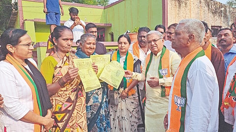 ಬಾಗಲಕೋಟೆ ನಗರದಲ್ಲಿ ಶನಿವಾರ ಸಂಸದ ಗೋವಿಂದ ಕಾರಜೋಳ ಅವರ ಬಿಜೆಪಿ ಅಭ್ಯರ್ಥಿ ವೀರಣ್ಣ ಚರಂತಿಮಠ ಪರವಾಗಿ ಮನೆ ಮನೆಗೆ ತೆರಳಿ ಮತಯಾಚನೆ ಮಾಡಿದರು.