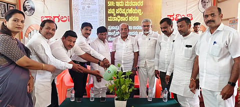 ಬಾಗಲಕೋಟೆ ಕಾಂಗ್ರೆಸ್ ಕಚೇರಿಯಲ್ಲಿ ಭಾನುವಾರ ಪಕ್ಷದ ಕಾರ್ಯಕರ್ತರಿಗೆ ಏರ್ಪಡಿಸಿದ್ದ ಎಸ್‌ಐಆರ್ ಕುರಿತ ಮಾಹಿತಿ ನೀಡಿವ ಕಾರ್ಯಕ್ರಮವನ್ನು ಶಾಸಕ ಉಮೇಶ ಮೇಟಿ ಚಾಲನೆ ನೀಡಿದರು. ಮಾಜಿ ಸಚಿವ ಅಜಯಕುಮಾರ ಸರನಾಯಕ, ಎನ್.ಬಿ.ಗಸ್ತಿ, ನಾಗರಾಜ ಹದ್ಲಿ, ಅಕ್ಬರ್ ಮುಲ್ಲಾ ಮತ್ತಿತರರು ಇದ್ದರು.