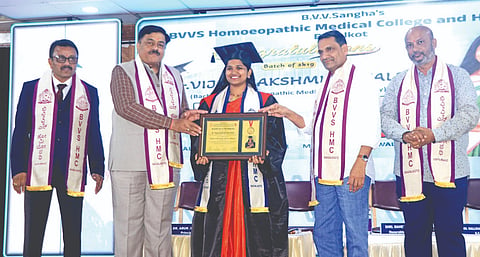  ಬಾಗಲಕೋಟೆ ಬಿವಿವಿ ಸಂಘದ ಹೋಮಿಯೋಪಥಿ ವೈದ್ಯಕೀಯ ಮಹಾವಿದ್ಯಾಲಯದ ಬಿಎಚ್‌ಎಂಎಸ್ ಪ್ರಥಮ ಬ್ಯಾಚಿನ ಪದವಿ ಪ್ರದಾನ ಸಮಾರಂಭದಲ್ಲಿ ಕೇಂದ್ರೀಯ ಹೋಮಿಯೋಪಥಿ ಆಯೋಗದ ನಿಕಟಪೂರ್ವ ಚೇರ್ಮನ್ ಡಾ. ಪಿನಾಕಿನ್ ತ್ರಿವೇದಿ ಪದವಿ ಪ್ರದಾನ ಮಾಡಿದರು.