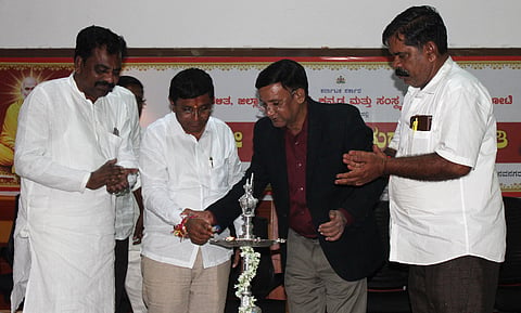 ಬಾಗಲಕೋಟೆ ಜಿಲ್ಲಾಡಳಿತ ಭವನದಲ್ಲಿ ಶುಕ್ರವಾರ ಬ್ರಹ್ಮಶ್ರೀ ನಾರಾಯಣಗುರು ಜಯಂತಿಯನ್ನು ಶಾಸಕ ಉಮೇಶ ಮೇಟಿ ಉದ್ಘಾಟಿಸಿದರು. ಜಿಲ್ಲಾಽಕಾರಿ ಸಂಗಪ್ಪ ಸೇರಿದಂತೆ ಇತರರು ಇದ್ದರು.