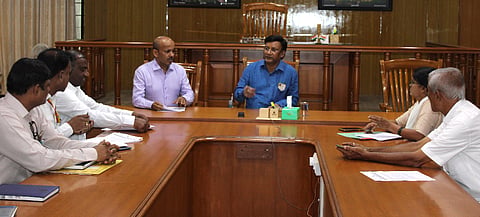 ಬಾಗಲಕೋಟೆ ಜಿಲ್ಲಾಽಕಾರಿಗಳ ಸಭಾಂಗಣದಲ್ಲಿ ಮಂಗಳವಾರ ವ್ಯಸನ ಮುಕ್ತ ದಿನಾಚರಣೆ ಕಾರ್ಯಕ್ರಮ ಆಚರಣೆ ಕುರಿತು ಪೂರ್ವಭಾವಿ ಸಭೆಯ ಅಧ್ಯಕ್ಷತೆ ವಹಿಸಿ ಜಿಲ್ಲಾಽಕಾರಿ ಸಂಗಪ್ಪ ಎಂ. ಮಾತನಾಡಿದರು. ಅಪರ ಜಿಲ್ಲಾಽಕಾರಿ ಅಶೋಕ ತೇಲಿ, ಶಾಲಾ ಶಿಕ್ಷಣ ಇಲಾಖೆಯ ಉಪ ನಿರ್ದೇಶಕ ಅಜೀತ್ ಮನ್ನಿಕೇರಿ, ಜಿಲ್ಲಾ ಪಂಚಾಯಿತಿ ಸಹಾಯಕ ಯೋಜನಾಽಕಾರಿ ಭೀಮಪ್ಪ ತಳವಾರ, ಆಯೋಗ್ಯ ಇಲಾಖೆಯ ಶಿವನಗೌಡ ಪಾಟೀಲ ಇದ್ದರು. .