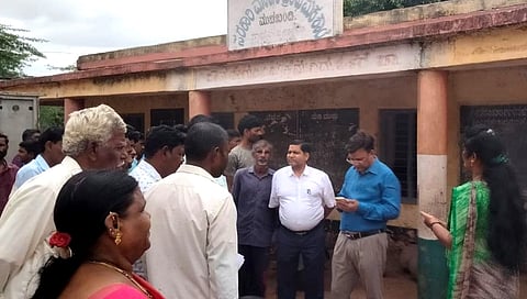 ಬಾಗಲಕೋಟೆ ತಾಲೂಕಿನ ಮುಚಖಂಡಿ ಗ್ರಾಮದ ಸರ್ಕಾರಿ ಶಾಲೆಗೆ ಜಿಲ್ಲಾಽಕಾರಿ ಸಂಗಪ್ಪ ಎಂ. ಭೇಟಿ ನೀಡಿ ಪರಿಶೀಲಿಸಿದರು. ಈ ಸಂದರ್ಭದಲ್ಲಿ ಆಹಾರ ಇಲಾಖೆಯ ಜಂಟಿ ನಿರ್ದೇಶಕ ಶ್ರೀಶೈಲ ಕಂಕಣವಾಡಿ ಇದ್ದರು.