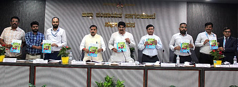 ಬಾಗಲಕೋಟೆ ಜಿಪಂ ಸಭಾಭವನದಲ್ಲಿ ಸೋಮವಾರ ಸಂಸದ ಪಿ.ಸಿ.ಗದ್ದಿಗೌಡರ ಅಧ್ಯಕ್ಷತೆಯಲ್ಲಿ ನಡೆದ ಜಿಲ್ಲಾ ಸಮಾಲೋಚನಾ ಮತ್ತು  ಜಿಲ್ಲಾ ಮಟ್ಟದ ಪರಿಶೀಲನಾ ಸಭೆಯಲ್ಲಿ ಪ್ರಸಕ್ತ ಸಾಲಿನ ಸಾಲ ಯೋಜನೆಯ ಮಾಹಿತಿ ಪುಸ್ತಕವನ್ನು ಸಂಸದರು ಬಿಡುಗಡೆ ಮಾಡಿದರು. ರಾಜ್ಯಸಭಾ ಸದಸ್ಯ ನಾರಾಯಣಸಾ ಭಾಂಡಗೆ, ಜಿಲ್ಲಾಽಕಾರಿ ಸಂಗಪ್ಪ, ಜಿಪಂ ಸಿಇಒ ಗಜಾನನ ಬಾಲೆ, ಜಿಲ್ಲಾ ಅಗ್ರಣಿ ಬ್ಯಾಂಕಿನ ವ್ಯವಸ್ಥಾಪಕ ರಾಜಕುಮಾರ ಹೂಗಾರ ಮತ್ತಿತರರು ಇದ್ದರು.