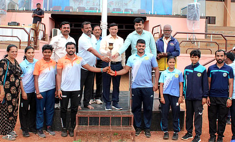 ಕ್ರೀಡಾ ದಿನಾಚರಣೆ ಅಂಗವಾಗಿ ಬಾಗಲಕೋಟೆ ಜಿಲ್ಲಾ ಕ್ರೀಡಾಂಗಣದಲ್ಲಿ ಶನಿವಾರ ಜಿಲ್ಲಾ ಮಟ್ಟದ ಕ್ರೀಡಾಕೂಟದಲ್ಲಿ ಜಿಲ್ಲಾಽಕಾರಿ ಸಂಗಪ್ಪ ಅವರು ಕ್ರೀಡಾ ಜ್ಯೋತಿ ಸ್ವೀಕರಿಸಿ ಚಾಲನೆ ನೀಡಿದರು.