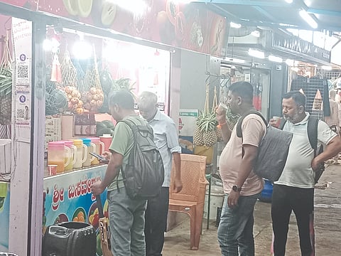  ಸಂಜೆಯಾದರೂ ಕಡಿಮೆಯಾಗದ ಸೆಕೆಯಿಂದ ಸುಸ್ತಾಗುತ್ತಿರುವ ಜನರು, ರಾತ್ರಿಯೂ ಸಹ ತಂಪು ಪಾನೀಯ ಕುಡಿದು ದಾಹ ತಣಿಸಿಕೊಳ್ಳುತ್ತಿರುವುದು.