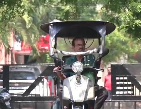 ಬಾಗಲಕೋಟೆ ನಗರದಲ್ಲಿ ಬಿಸಿಲಿನ ತಾಪದಿಂದ ರಕ್ಷಣೆ ಪಡೆಯಲು ಎಲೆಕ್ಟಿçಕ್ ಬೈಕ್‌ಗೆ ಮೇಲು ಹೊದಿಕೆ ಅಳವಡಿಸಿರುವುದು.  ಬಿಕೆಟಿ-೨೯-೧೧-ಎ: ಸಂಜೆಯಾದರೂ ಕಡಿಮೆಯಾಗದ ಸೆಕೆಯಿಂದ ಸುಸ್ತಾಗುತ್ತಿರುವ ಜನರು, ರಾತ್ರಿಯೂ ಸಹ ತಂಪು ಪಾನೀಯ ಕುಡಿದು ದಾಹ ತಣಿಸಿಕೊಳ್ಳುತ್ತಿರುವುದು. ===================  * ರಾಷ್ಟಿçÃಯ ಲಸಿಕಾ ಸಪ್ತಾಹ ೨೦೨೬ ಆಚರಣೆ    * ಡಾ.ದಿಲೀಪ ನಾಟೇಕರ ಅಭಿಮತ.... ಲಸಿಕೆಗಳು ಆರೋಗ್ಯ ರಕ್ಷಿಸುವ ಪರಿಣಾಮಕಾರಿ ವಿಧಾನ  ವಿಜಯವಾಣಿ ಸುದ್ದಿಜಾಲ ಬಾಗಲಕೋಟೆ:  ಪ್ರಸ್ತುತ ಅಂಕಿ ಅಂಶಗಳ ಪ್ರಕಾರ ಲಸಿಕೆಗಳು ನಮ್ಮ ಆರೋಗ್ಯ ರಕ್ಷಿಸುವ ಅತ್ಯಂತ ಪರಿಣಾಮಕಾರಿ ವಿಧಾನಗಳಲ್ಲಿ ಒಂದಾಗಿದೆ ಎಂದು ಪ್ರಾಚಾರ್ಯ ಡಾ.ದಿಲೀಪ್ ನಾಟೇಕರ ಅಭಿಪ್ರಾಯಪಟ್ಟರು.   ಬಿವಿವಿ ಸಂಘದ ಸಜ್ಜಲಶ್ರೀ ನರ್ಸಿಂಗ್ ವಿಜ್ಞಾನ ಕಾಲೇಜಿನ ಚಿಕ್ಕ ಮಕ್ಕಳ ಶುಶ್ರೂಷಾ ವಿಭಾಗದ ವತಿಯಿಂದ ಗುರುವಾರ `ರಾಷ್ಟಿçÃಯ ಲಸಿಕಾ ಸಪ್ತಾಹ ೨೦೨೬' ಈ ಕಾರ್ಯಕ್ರಮವನ್ನು `ಪ್ರತಿ ತಲೆಮಾರಿಗೆ ಲಸಿಕೆಗಳು ಫಲಕಾರಿ' ಎಂಬ ಶೀರ್ಷಿಕೆಯ ಅಡಿಯಲ್ಲಿ ಎಚ್‌ಎಸ್‌ಕೆ ಆಸ್ಪತ್ರೆಯಲ್ಲಿ ಹಮ್ಮಿಕೊಂಡಿದ್ದ ಕಾರ್ಯಕ್ರಮದ ಅಧ್ಯಕ್ಷತೆ ವಹಿಸಿ ಮಾತನಾಡಿದರು.  ಲಸಿಕೆಗಳು ಮಕ್ಕಳು ಹಾಗೂ ದೊಡ್ಡವರನ್ನು ಹಲವಾರು ಗಂಭೀರ ಕಾಯಿಲೆಗಳಿಂದ ರಕ್ಷಿಸುತ್ತದೆ. ಲಸಿಕೆಗಳು ನಮ್ಮ ಸಮಾಜವನ್ನು ಸುರಕ್ಷಿತವಾಗಿ ಇಡುತ್ತವೆ. ನಾವು ಲಸಿಕೆ ಪಡೆದರೆ ನಾವು ಮಾತ್ರವಲ್ಲ ನಮ್ಮ ಸುತ್ತಮುತ್ತಲಿನವರನ್ನು ಸಹ ರಕ್ಷಿಸುತ್ತೇವೆ. ನಮ್ಮ ದೇಶದಲ್ಲಿ ಸರ್ಕಾರ ಉಚಿತವಾಗಿ ಲಸಿಕೆಗಳನ್ನು ನೀಡುತ್ತಿದೆಯಾದರೂ ಕೆಲವರು ಅರಿವಿನ ಕೊರತೆಯಿಂದ ಅಥವಾ ಭಯದಿಂದ ಲಸಿಕೆ ಪಡೆಯುವುದನ್ನು ತಪ್ಪಿಸುತ್ತಾರೆ. ಇದು ಅಪಾಯಕಾರಿ. ಪ್ರತಿಯೊಬ್ಬರು ತಮ್ಮ ಮಕ್ಕಳಿಗೆ ಸರಿಯಾದ ಸಮಯಕ್ಕೆ ಲಸಿಕೆ ಕೊಡಿಸಬೇಕು ಎಂದು ತಿಳಿಸಿದರು.  ಎಚ್.ಎಸ್.ಕೆ. ಆಸ್ಪತ್ರೆಯ ಚಿಕ್ಕ ಮಕ್ಕಳ ವಿಭಾಗದ ಸಹಾಯಕ ಪ್ರಾಧ್ಯಾಪಕಿ ಅನಿತಾ ದಡ್ಡಿ ಮಾತನಾಡಿ, ಲಸಿಕೆಗಳು ಅಪಾಯಕಾರಿ ರೋಗಗಳಿಂದ ರಕ್ಷಿಸುವ ಅತ್ಯಂತ ಮುಖ್ಯ ವಿಧಾನವಾಗಿದೆ. ಆದರೆ, ಲಸಿಕೆ ಕೊಡುವುದಷ್ಟೇ ಸಾಕಾಗುವುದಿಲ್ಲ, 