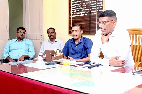 ಬಾಗಲಕೋಟೆ ಲೋಕಾ ಕಚೇರಿಯಲ್ಲಿ ಶುಕ್ರವಾರ ಎಸ್ಪಿ ಎಂ.ಬಿ.ನAದಗಾAವಿ ಮಾತನಾಡಿದರು. ಅಽಕಾರಿಗಳಾದ ಸುರೇಶ ರೆಡ್ಡಿ, ಮಲ್ಲಿಕಾರ್ಜುನ ಬಿರಾದಾರ, ನಾಗರಾಜ ಕಿಲಾರಿ ಇದ್ದರು.