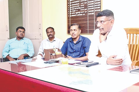 ಬಾಗಲಕೋಟೆ ಲೋಕಾಯುಕ್ತ ಕಚೇರಿಯಲ್ಲಿ ಶುಕ್ರವಾರ ಎಸ್ಪಿ ಎಂ.ಬಿ. ನಂದಗಾಂವಿ ಮಾತನಾಡಿದರು. ಅಧಿಕಾರಿಗಳಾದ ಸುರೇಶ ರೆಡ್ಡಿ, ಮಲ್ಲಿಕಾರ್ಜುನ ಬಿರಾದಾರ, ನಾಗರಾಜ ಕಿಲಾರಿ ಇದ್ದರು.