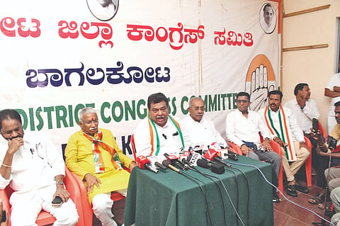 ಬಾಗಲಕೋಟೆಯಲ್ಲಿ ಸುದ್ದಿಗೋಷ್ಠಿಯಲ್ಲಿ ಸಚಿವ ಎಂ.ಬಿ. ಪಾಟೀಲ ಮಾತನಾಡಿದರು. ಸಚಿವ ಆರ್.ಬಿ. ತಿಮ್ಮಾಪೂರ, ಅಜಯಕುಮಾರ ಸರನಾಯಕ, ಆನಂದ ನ್ಯಾಮಗೌಡ ಮತ್ತಿತರರು ಇದ್ದರು.
