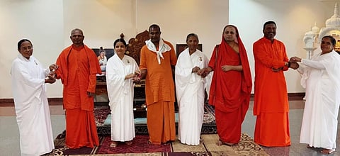ರಕ್ಷಾ ಬಂಧನ ಹಿನ್ನಲೆಯಲ್ಲಿ ಬಾಗಲಕೋಟೆಯ ಭೋವಿ ಗುರುಪೀಠದ ಜಗದ್ಗುರು ಇಮ್ಮಡಿ ಸಿದ್ಧರಾಮೇಶ್ವರ ಶ್ರೀಗಳು ಸೇರಿದಂತೆ ಇತರೆ ಸ್ವಾಮೀಜಿಗಳಿಗೆ ಬ್ರಹ್ಮಕುಮಾರಿ ನಾಗರತ್ನಕ್ಕ ಹಾಗೂ ಇತರರು ರಾಖಿ ಕಟ್ಟಿದರು.