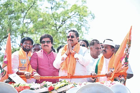 ಬಾಗಲಕೋಟೆ ತಾಲೂಕಿನ ಗ್ರಾಮೀಣ ಪ್ರದೇಶದಲ್ಲಿ ಶಾಸಕ ಬಸನಗೌಡ ಪಾಟೀಲ ಭರ್ಜರಿ ಪ್ರಚಾರ ನಡೆಸಿದರು. ಶಾಸಕ ರಮೇಶ ಬುಸನೂರ, ಸಂಗಣ್ಣ ಕಲಾದಗಿ, ಮೋಹನ ಜಾಧವ ಸೇರಿ ಇತರರಿದ್ದರು.