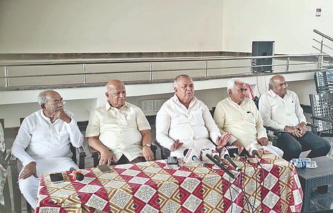 ಬಾಗಲಕೋಟೆ ನಗರದ ರೆಡ್ಡಿ ಸಮುದಾಯ ಭವನದಲ್ಲಿ ಶುಕ್ರವಾರ ಸುದ್ದಿಗೋಷ್ಠಿಯಲ್ಲಿ ಸಚಿವ ರಾಮಲಿಂಗಾರೆಡ್ಡಿ ಮಾತನಾಡಿದರು. ಮಾಜಿ ಸಚಿವ ಎಸ್.ಆರ್. ಪಾಟೀಲ, ಡಿಸಿಸಿ ಬ್ಯಾಂಕ್ ಮಾಜಿ ಅಧ್ಯಕ್ಷ ಅಜಯಕುಮಾರ ಸರನಾಯಕ, ಎಸ್.ಕೆ. ಯಡಹಳ್ಳಿ, ಆರ್.ಎಲ್. ಕಟಗೇರಿ ಇತರರಿದ್ದರು.