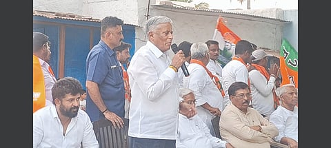 ಬಾಗಲಕೋಟೆ ಮತಕ್ಷೇತ್ರದ ಐಹೊಳೆಯಲ್ಲಿ ಶುಕ್ರವಾರ ಹಮ್ಮಿಕೊಂಡ ಮತಯಾಚನೆ ಕಾರ್ಯಕ್ರಮದಲ್ಲಿ ಕೇಂದ್ರ ಸಚಿವ ವಿ. ಸೋಮಣ್ಣ ಮಾತನಾಡಿದರು. ಸಂಸದ ಗೋವಿಂದ ಕಾರಜೋಳ, ಮಾಜಿ ಸಚಿವ ಮುರುಗೇಶ ನಿರಾಣಿ, ಬಿಜೆಪಿ ಅಭ್ಯರ್ಥಿ ವೀರಣ್ಣ ಚರಂತಿಮಠ, ಸಕಲೇಶಪುರ ಶಾಸಕ ಮಂಜು, ಮಾಜಿ ಶಾಸಕ ದೊಡ್ಡನಗೌಡ ಪಾಟೀಲ, ದೇವರಾಜ ಪಾಟೀಲ, ಮಹಾಂತೇಶ ಕಡಪಟ್ಟಿ ಇತರರಿದ್ದರು.