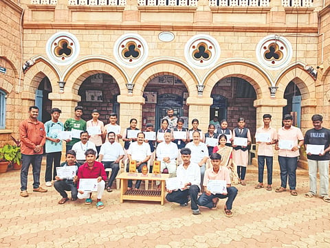 ರಾಜ್ಯ ಮಟ್ಟಕ್ಕೆ ಆಯ್ಕೆಯಾಗಿರುವ ಬಾಗಲಕೋಟೆ ನಗರದ ಬಸವೇಶ್ವರ ಪಿಯು ಕಲಾ ಮಹಾವಿದ್ಯಾಲಯದ ಪಿಯುಸಿ ವಿಭಾಗದ ವಿದ್ಯಾರ್ಥಿಗಳು. ಬಿವಿವಿ ಸಂಘದ ಕಾಲೇಜು ಆಡಳಿತ ಮಂಡಳಿಯ ಕಾರ್ಯಾಧ್ಯಕ್ಷ ಗುರುಬಸವ ಸೂಳಿಭಾವಿ, ಆಡಳಿತ ಅಧಿಕಾರಿಗಳಾದ ವಿ.ಆರ್. ಶಿರೋಳ, ಡಾ.ವಿ.ಎಸ್.ಕಟಗಿಹಳ್ಳಿಮಠ, ಪ್ರಾಚಾರ್ಯ ಎಸ್.ಆರ್.ಮೂಗನೂರಮಠ ಇದ್ದಾರೆ.