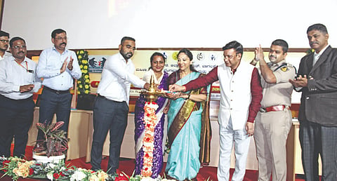 ಬಾಗಲಕೋಟೆ ಜಿಲ್ಲಾಡಳಿತ ಭವನದ ಸಭಾಭವನದಲ್ಲಿ ಗುರುವಾರ ತಾಲೂಕು ಮತ್ತು ಜಿಲ್ಲಾಮಟ್ಟದ ಅಧಿಕಾರಿಗಳಿಗೆ ಪೋಶ್-2013 ಅಧಿನಿಯಮ ಕುರಿತು ಕಾರ್ಯಾಗಾರವನ್ನು ರಾಜ್ಯ ಮಹಿಳಾ ಆಯೋಗದ ಅಧ್ಯಕ್ಷೆ ನಾಗಲಕ್ಷ್ಮೀ ಚೌಧರಿ ಉದ್ಘಾಟಿಸಿದರು. ಜಿಲ್ಲಾಧಿಕಾರಿ ಸಂಗಪ್ಪ, ಜಿಪಂ ಸಿಇಒ ಗಜಾನನ ಬಾಲೆ, ಎಸ್ಪಿ ಸಿದ್ಧಾರ್ಥ ಗೋಯಲ್, ಜಿಲ್ಲಾ ಕಾನೂನು ಸೇವೆಗಳ ಪ್ರಾಧಿಕಾರದ ಸದಸ್ಯ ಕಾರ್ಯದರ್ಶಿ ಚಂದ್ರಶೇಖರ ದಿಡ್ಡಿ, ಟಿ.ಎಸ್. ಚಂದ್ರಿಕ ಇದ್ದರು.
