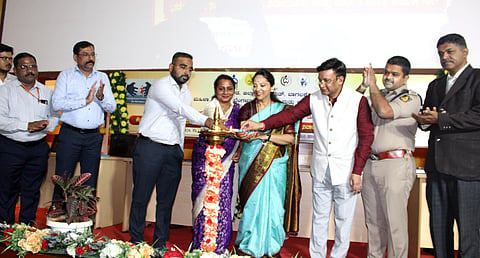 ಬಾಗಲಕೋಟೆ ಜಿಲ್ಲಾಡಳಿತ ಭವನದ ಸಭಾಭವನದಲ್ಲಿ ಗುರುವಾರ ತಾಲೂಕು ಮತ್ತು ಜಿಲ್ಲಾ ಮಟ್ಟದ ಅಽಕಾರಿಗಳಿಗೆ ಪೋಶ್-೨೦೧೩ ಅಽನಿಯಮ ಕುರಿತು ಕಾರ್ಯಾಗಾರವನ್ನು ರಾಜ್ಯ ಮಹಿಳಾ ಆಯೋಗದ ಅಧ್ಯಕ್ಷರಾದ ನಾಗಲಕ್ಷ್ಮೀ  ಚೌಧರಿ ಉದ್ಘಾಟಿಸಿದರು. ಜಿಲ್ಲಾಽಕಾರಿ ಸಂಗಪ್ಪ, ಜಿಪಂ ಸಿಇಒ ಗಜಾನನ ಬಾಲೆ, ಎಸ್ಪಿ ಸಿದ್ಧಾರ್ಥ ಗೋಯಲ್, ಜಿಲ್ಲಾ ಕಾನೂನು ಸೇವೆಗಳ ಪ್ರಾಽಕಾರದ ಸದಸ್ಯ ಕಾರ್ಯದರ್ಶಿ ಚಂದ್ರಶೇಖರ ದಿಡ್ಡಿ, ಟಿ.ಎಸ್.ಚಂದ್ರಿಕ ಇದ್ದರು.