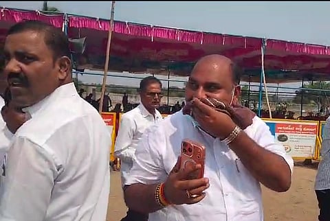 ಬಾಗಲಕೋಟೆ ತಾಲೂಕಿನ ಸುತಗುಂಡಾರ ಗ್ರಾಮದಲ್ಲಿ ಸೋಮವಾರ ಮುಖ್ಯಮಂತ್ರಿಗಳು ನಡೆಸಿ ಕಾಂಗ್ರೆಸ್ ಅಭ್ಯರ್ಥಿ ಉಮೇಶ ಮೇಟಿ ಪರ ಚುನಾವಣಾ ಸಭೆಯಲ್ಲಿ ಕಾಣಿಸಿಕೊಂಡ ಪ್ರಾಥಮಿಕ ಶಾಲಾ ಶಿಕ್ಷಕರ ಸಂಘದ ರಾಜ್ಯಾಧ್ಯಕ್ಷ ಚಂದ್ರಶೇಖರ ನುಗ್ಲಿ ಅವರನ್ನು ಮಾಧ್ಯಮದವರು ಪ್ರಶ್ನಿಸಲು ಮುಂದಾದಾಗ ಮುಖ ಮುಚ್ಚಿಕೊಂಡು ಹೊರಟಿರುವುದು.