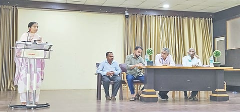  ಬಾಗಲಕೋಟೆ ಬಿವಿವಿ ಸಂಘದ ಆಯುರ್ವೇದಿಕ್ ಮಹಾವಿದ್ಯಾಲಯದಲ್ಲಿ ಗುರುವಾರ ಕಾರ್ಮಿಕರ ರಾಜ್ಯ ವಿಮಾ ಯೋಜನೆ ಆಶ್ರಯದಲ್ಲಿ ಇಎಸ್‌ಐ ವಿಮಾದಾರರಿಗೆ ವೈದ್ಯಕೀಯ ಫಲಾನಿಭವಿಗಳ ತಿಳಿವಳಿಕೆ ಕಾರ್ಯಕ್ರಮದಲ್ಲಿ ಇಎಸ್‌ಐ ಅಧಿಕಾರಿ ಡಾ. ಮಾನಸಾ ಮಾತನಾಡಿದರು. ಪ್ರಾಚಾರ್ಯ ಎಂ.ಎಸ್.ಹಿರೇಮಠ, ಎಂ.ಆರ್. ನಾಗರಾಜ್, ಎಚ್.ಎನ್. ಯಾದವಾಡ ಮತ್ತಿತರರು ಇದ್ದರು.