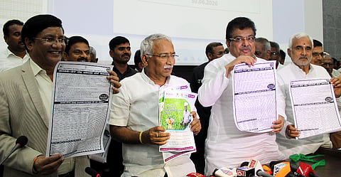 ಬಾಗಲಕೋಟೆ ಜಿಪಂ ಸಭಾಭವನದಲ್ಲಿ ವಿಪತ್ತು ನಿರ್ವಹಣೆ ಸಭೆಯಲ್ಲಿ ಉಸ್ತುವಾರಿ ಸಚಿವ ಎಂ.ಬಿ.ಪಾಟೀಲ ಅವರು ಕೃಷಿ ಬೆಳೆಗಳ ವಿಮೆ ಜಾಗೃತಿ ಕರಪತ್ರಗಳನ್ನು ಬಿಡುಗಡೆ ಮಾಡಿದರು. ಶಾಸಕರಾದ ಆರ್.ಬಿ.ತಿಮ್ಮಾಪುರ, ಜೆ.ಟಿ.ಪಾಟೀಲ, ಜಿಲ್ಲಾಽಕಾರಿ ಸಂಗಪ್ಪ ಇದ್ದರು.