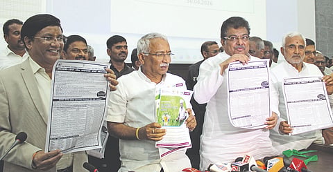 ಬಾಗಲಕೋಟೆ ಜಿಪಂ ಸಭಾಭವನದಲ್ಲಿ ವಿಪತ್ತು ನಿರ್ವಹಣೆ ಸಭೆಯಲ್ಲಿ ಉಸ್ತುವಾರಿ ಸಚಿವ ಎಂ.ಬಿ. ಪಾಟೀಲ ಅವರು ಕೃಷಿ ಬೆಳೆಗಳ ವಿಮೆ ಜಾಗೃತಿ ಕರಪತ್ರಗಳನ್ನು ಬಿಡುಗಡೆ ಮಾಡಿದರು. ಶಾಸಕರಾದ ಆರ್.ಬಿ. ತಿಮ್ಮಾಪೂರ, ಜೆ.ಟಿ. ಪಾಟೀಲ, ಜಿಲ್ಲಾಧಿಕಾರಿ ಸಂಗಪ್ಪ ಇದ್ದರು.