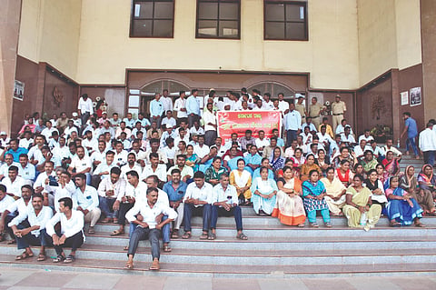 ಬಾಗಲಕೋಟೆ ಜಿಲ್ಲೆಯ ಗ್ರಾಮ ಪಂಚಾಯಿತಿ ನೌಕರರ ಸಂಘದ ಸದಸ್ಯರು ಜಿಲ್ಲಾಡಳಿತ ಭವನದ ಎದುರು ಪ್ರತಿಭಟನೆ ನಡೆಸಿದರು. ಜಿಲ್ಲಾ ಪ್ರಧಾನ ಕಾರ್ಯದರ್ಶಿ ಅನಿಲ ಚವ್ಹಾಣ, ಮಾರುತಿ ದಾಸರ, ಶಂಕರ ಕಟಗೇರಿ, ಹನಮಂತ ಮಜ್ಜಗಿ ಇತರರಿದ್ದಾರೆ.