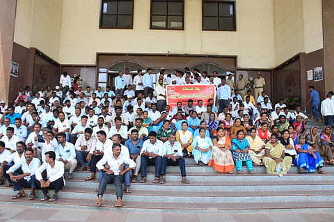  ಬಾಗಲಕೋಟೆ ಜಿಲ್ಲೆಯ ಗ್ರಾಪಂಗಳ ಕರ ವಸೂಲಿಗಾರ, ಡಾಟಾ ಎಂಟ್ರಿ ಆಪ್‌ರೇಟರ್, ನೀರುಗಂಟಿ, ಜವಾನ, ಸ್ವಚ್ಛತಾಗಾರರನ್ನು ಏಕಕಾಲಕ್ಕೆ ಸರ್ಕಾರಿ ನೌಕರರು ಎಂದು ಘೋಷಿಸಬೇಕು ಎಂದು ಆಗ್ರಹಿಸಿ ಶನಿವಾರ ಗ್ರಾಮ ಪಂಚಾಯಿತಿ ನೌಕರರ ಸಂಘದ ಸದಸ್ಯರು ಜಿಲ್ಲಾಡಳಿತ ಭವನದ ಎದುರು ಪ್ರತಿಭಟನೆ ನಡೆಸಿದರು.