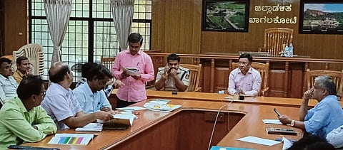ಬಾಗಲಕೋಟೆ ಜಿಲ್ಲಾಧಿಕಾರಿ ಕಚೇರಿ ಸಭಾಂಗಣದಲ್ಲಿ ಗುರುವಾರ ಸಂಜೆ ಆಯೋಜಿಸಲಾಗಿದ್ದ ನೀಟ್ ಪರೀಕ್ಷೆ-೨೦೨೬ ಪೂರ್ವಭಾವಿ ಸಭೆಯ ಅಧ್ಯಕ್ಷತೆ ವಹಿಸಿ ಜಿಲ್ಲಾಽಕಾರಿ ಸಂಗಪ್ಪ ಎಂ. ಮಾತನಾಡಿದರು. ಜಿಲ್ಲಾ ಪೋಲಿಸ್ ವರಿಷ್ಠಾಧಿಕಾರಿ ಸಿದ್ಧಾರ್ಥ ಗೋಯಲ್ ಇದ್ದರು. 