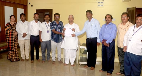 ಬಾಗಲಕೋಟೆ ನಗರದಲ್ಲಿ ಮಾಜಿ ಶಾಸಕ, ಬಿವಿವಿ ಸಂಘದ ಕಾರ್ಯಾಧ್ಯಕ್ಷ ವೀರಣ್ಣ ಚರಂತಿಮಠ ಅಽಕಾರಿಗಳಿಗೆ ಮಾಹಿತಿ ನೀಡಿದರು. ನಾಗರಾಜ ಕುಲಕರ್ಣೀ, ಬಿಎಲ್ ೧ ಮಲ್ಲು ಮುತ್ತಪ್ಪನವರ, ಬಿಎಲ್‌ಎ ೨ ಮಲ್ಲು ಕಾಂಬಳೆ, ಶರತ ಪಾಟೀಲ, ಸರಸ್ವತಿ ಕುರಬರ, ಮುತ್ತಣ್ಣ ಕುರಬರ ಇದ್ದರು. 