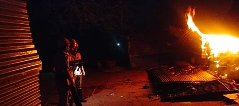ಬಾಗಲಕೋಟೆ ಜಿಲ್ಲೆಯ ಹುನಗುಂದ ತಾಲೂಕಿನ ಇದ್ದಲಗಿ ಗ್ರಾಮದಲ್ಲಿ ಹೊತ್ತಿಕೊಂಡಿರುವ ಬೆಂಕಿಯನ್ನು ಅಗ್ನಿಶಾಮಕ ದಳದ ಸಿಬ್ಬಂದಿ ಆರಿಸಲು ಹರಸಾಹಸ ಪಡುತ್ತಿರುವುದು.